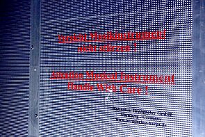 Ein Schild mahnt: Vorsichtig transportieren.