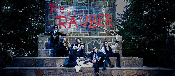 Das Foto zeigt eine Gruppe Menschen auf einer Treppe.