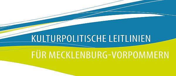 Auf weißem Hintergrund liegen zwei blau und zwei grün geschwungene Balken. Darauf steht in weißen Buchstaben: "Kulturpolitische Leitlinien für Mecklenburg-Vorpommern. Mitreden. Mitgestaltung. Mehr erfahren."