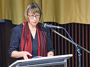 Dr. Kristina Süße spricht am Rednerpult.