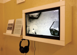 Auf einem Monitor läuft ein Überwachungsvideo.
