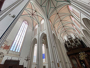 Kirchenfenster im Dom. Die Perspektive führt von unten nach oben Richtung Deckengewölbe.