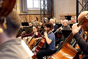 Blick in den Probenraum zu den Musikerinnen und Musikern.
