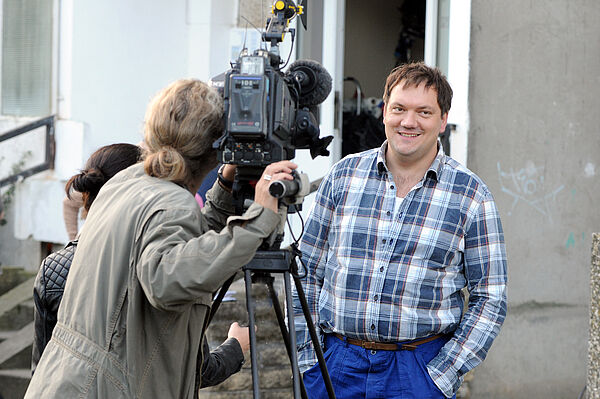 Charly Hübner bei Dreharbeiten in Schwerin Ein Kameramann filmt Charly Hübner.