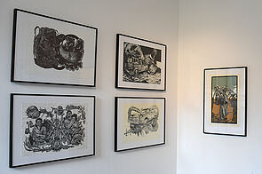 Kleinere Bilder hängen an einer Wand.