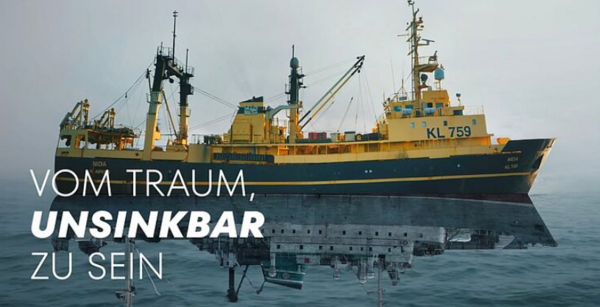 Ein Fischereiboot auf dem Wasser. Darüber der Titel des Films: Vom Traum, unsinkbar zu sein.