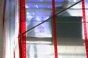 Hinter einer Folie sind die Konturen eines Arbeiters zu erkennen.