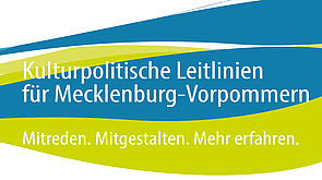 Auf weißem Hintergrund liegen zwei blau und zwei grün geschwungene Balken. Darauf steht in weißen Buchstaben: "Kulturpolitische Leitlinien für Mecklenburg-Vorpommern. Mitreden. Mitgestaltung. Mehr erfahren." 