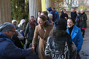 Zwei Frauen begrüßen die Gäste des Museums.