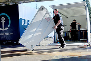 Ein Mann entlädt einen Lkw.