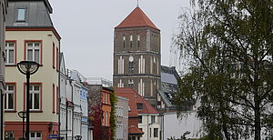 Häuser in der Altstadt und ein Kirchturm.