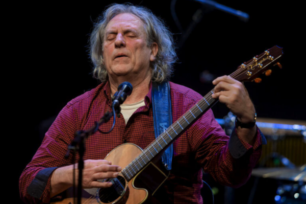 Ein Musiker spielt Gitarre. Der Musiker ist Thomas Schoppe.