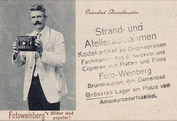 Ein altes Schwarz-Weiß-Foto. Darauf ist ein Fotograf mit Kamera zu sehen.