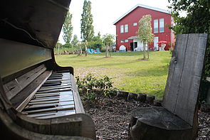 Ein altes Klavier im Garten.