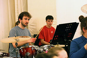 Schlagzeuger sind ebenfalls dabei.