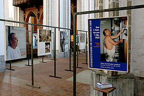 Ein Blick in den Dom. Vorn zu sehen: das Plakat zur Ausstellung.