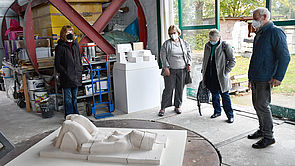 Kunstkommission betrachtet im Atelier Arbeiten von Reinhard Buch. 