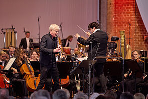 Ein Orchester auf der Bühne in Wismar.