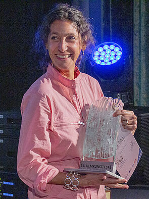 Emily Atef hält ihre Auszeichnung in der Hand.