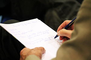 Ein Teilnehmer des Workshops macht sich Notizen.