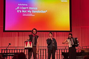 Drei Musiker auf der Bühne.