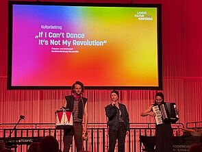 Drei Musiker auf der Bühne.