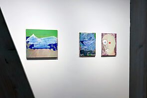 Drei Bilder hängen nebeneinander in der Ausstellung.