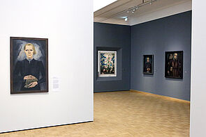 Vier Bilder hängen an den Wänden.