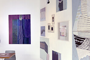 In einem Café hängen Bilder an der Wand.