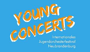 Auf blauem Untergrund steht in Orange: Young Concerts. Darunter in weißer Schrift: Internationales Jugendorchesterfestival Neubrandenburg.