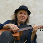 Gerhard Schöne mit Gitarre.