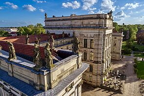 Ein Luftbild zeigt das Schloss seitlich.