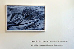 Ein Bild in dunklen Farben. Darunter begleitende Lyrik.