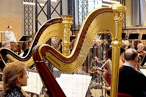 Blick über die Harfe in den Probenraum.