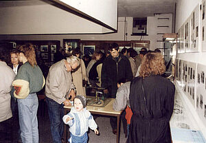Ein Ausstellungsraum voller Besucherinnen und Besucher. 