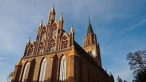 Seitenansicht der Konzertkirche Neubrandenburg