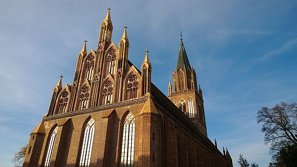 Seitenansicht der Konzertkirche Neubrandenburg