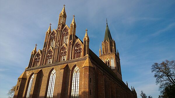 Seitenansicht der Konzertkirche Neubrandenburg