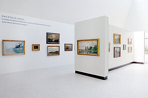Landschaftsbilder hängen an der Wand.