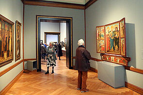 Besucher im Museum betrachten Gemälde.