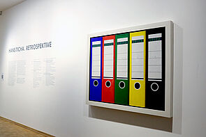 Der Titel der Ausstellung steht auf der Wand geschrieben: „Hans Ticha. Retrospektive.” 