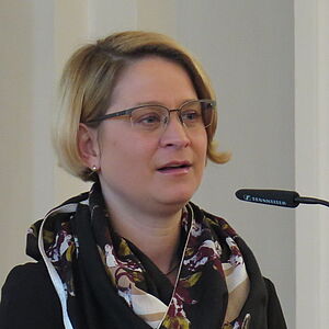 Birgit Hesse spricht am Rednerpult.