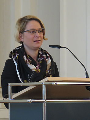 Birgit Hesse spricht am Rednerpult.