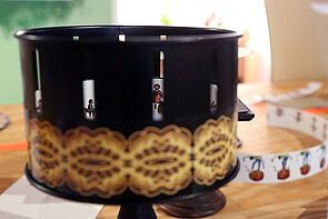 Kleine Figuren drehen sich in einem Behälter.