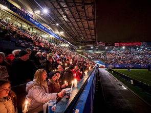 Tausende Menschen singen gemeinsam im Stadion.