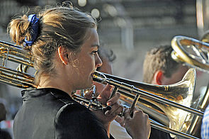 Eine Frau spielt Trompete.
