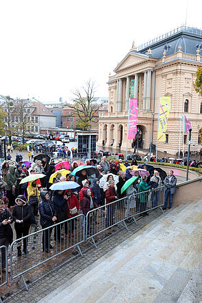 Eine lange Menschenschlange vor dem Museum.