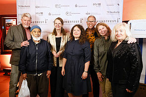 Gruppenbild mit Filmteam und Darstellern.