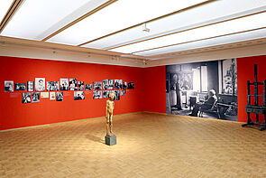 Ein Blick in einen hellen Ausstellungsraum.