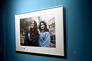 Ein Porträt zeigt zwei Mädchen.